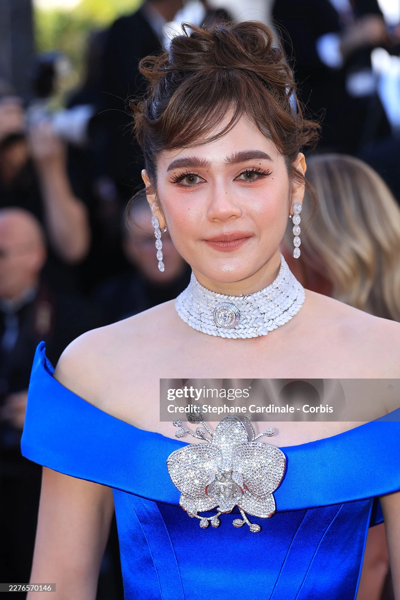 Sắc xanh coban nổi bật giúp Chompoo Araya chiếm trọn spotlight. Ảnh: Getty Images