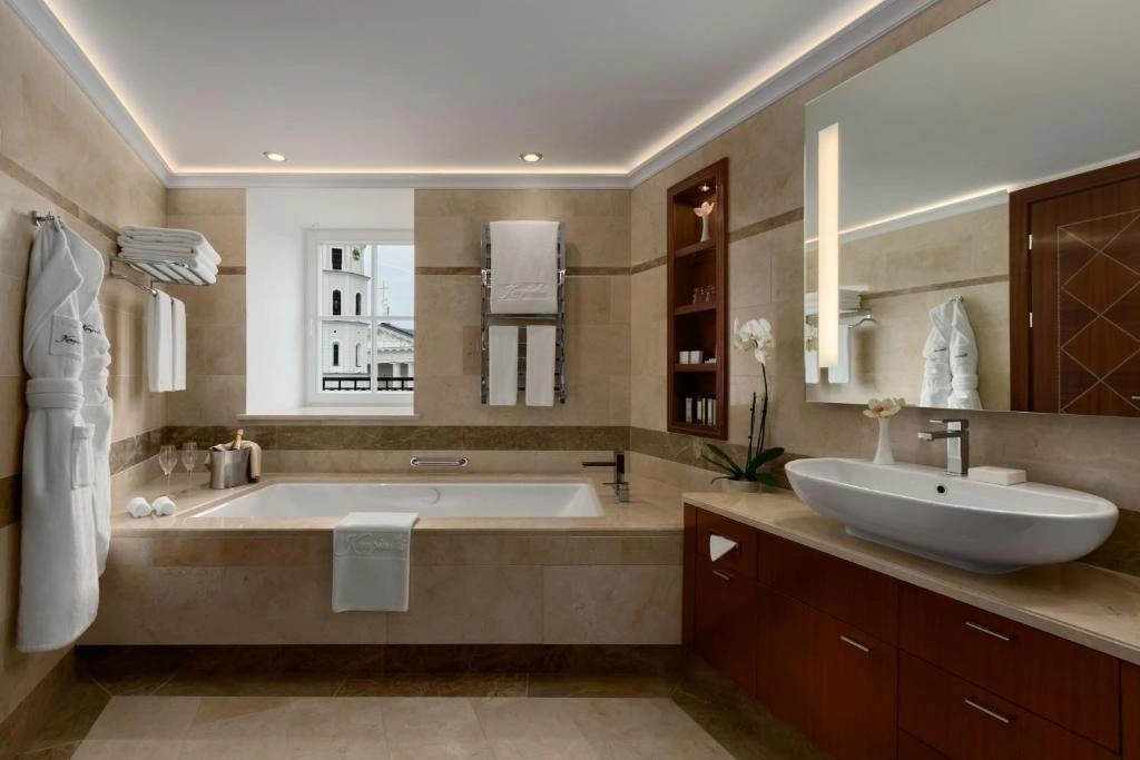GROHE Eurocube mang đến sự đối lập đầy thu hút trong không gian tân cổ điển (Ảnh: GROHE).