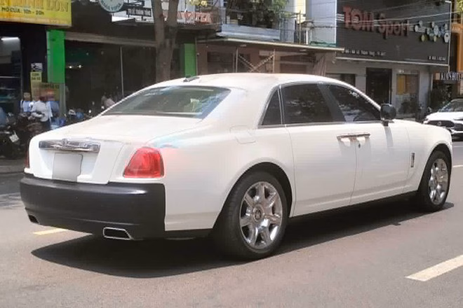 Sự xuất hiện của Rolls-Royce Ghost tại Đắk Lắk gây ấn tượng mạnh bởi sự kết hợp màu sắc táo bạo. Ảnh: Minh Nguyễn