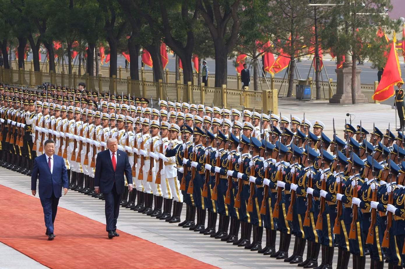 Chủ tịch Tập Cận Bình và Tổng thống Trump trao đổi thân thiện tại lễ đón