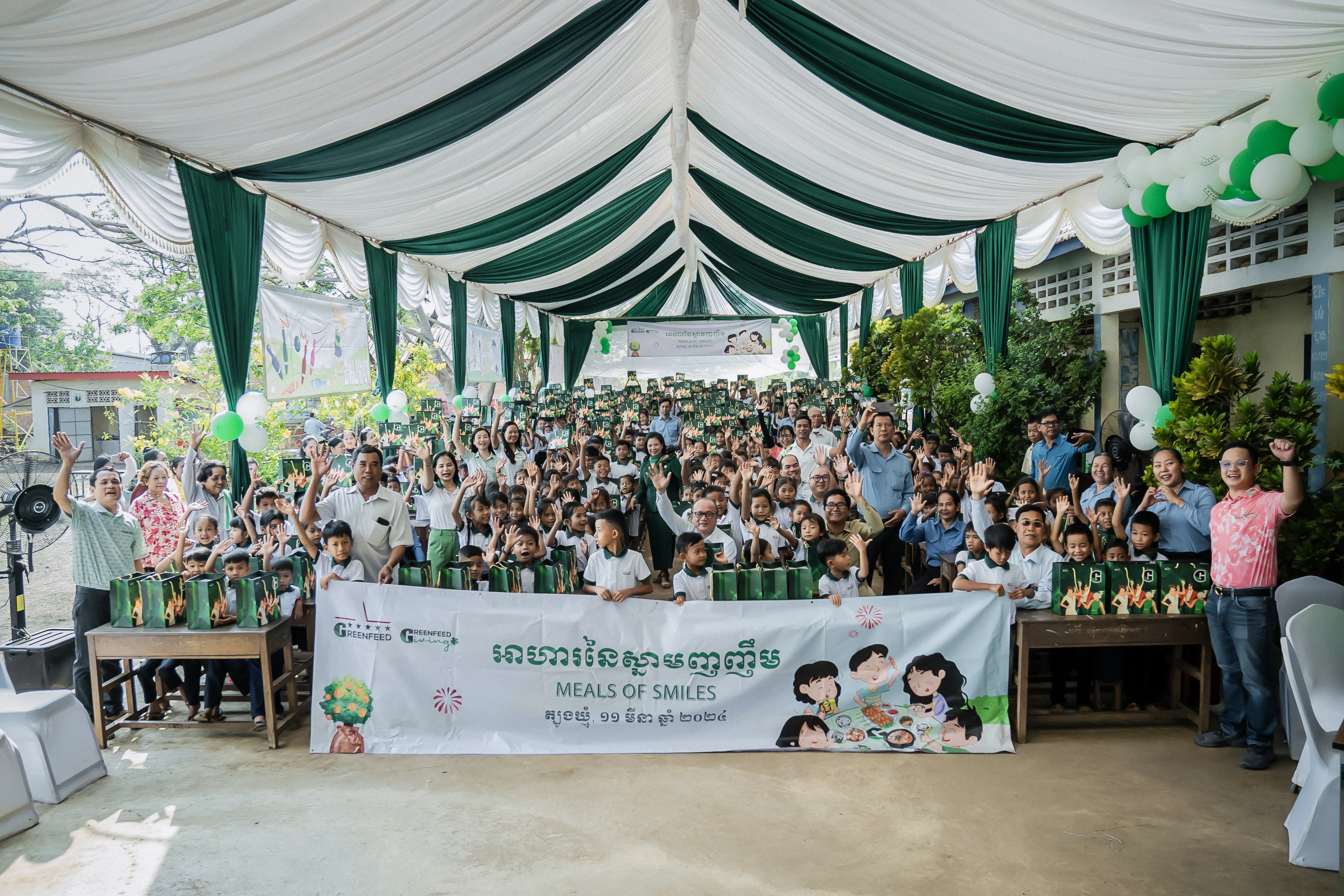 "Bữa Ăn Trọn Vẹn" của Greenfeed đến với trường Tiểu học Meam Teak tại Campuchia (Ảnh: Greenfeed).