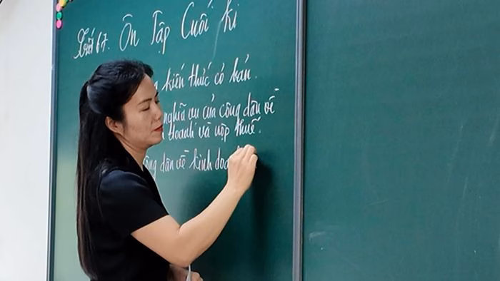 Sự khích lệ kịp thời từ thầy cô giúp học sinh củng cố niềm tin trước kỳ thi.