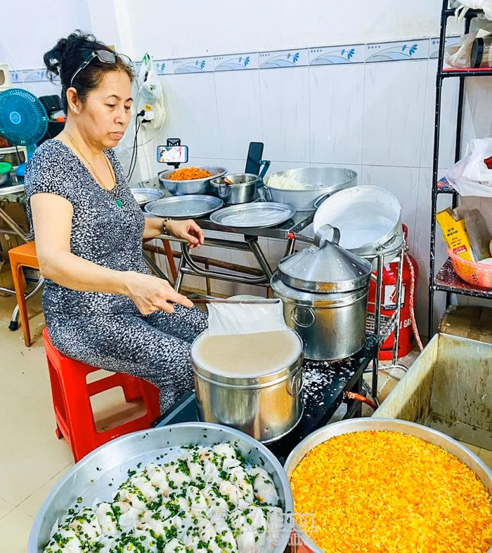 Công đoạn tráng vỏ bánh củ cải tại quán Thiên Lý, phường Bạc Liêu.