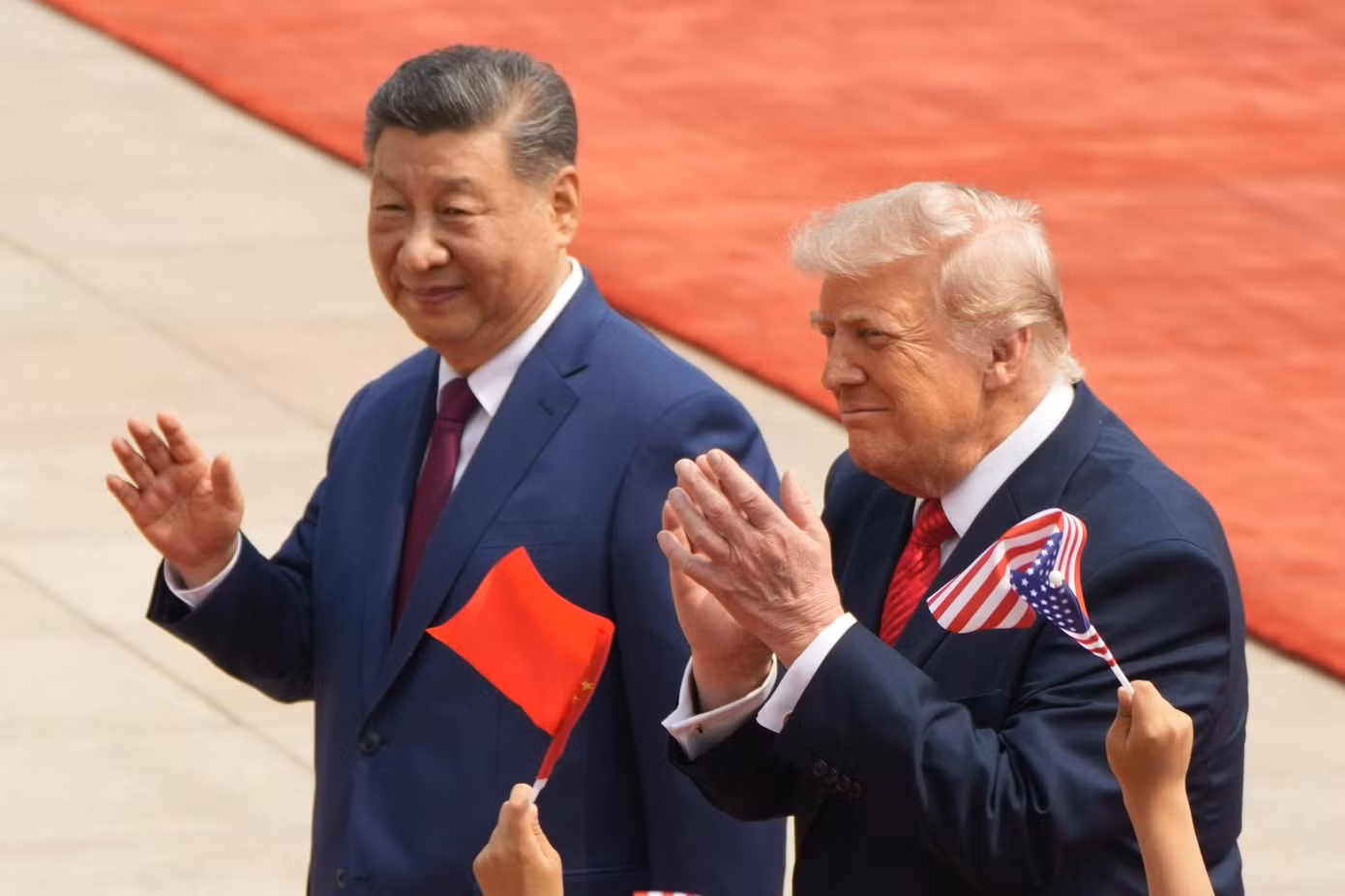Ông Trump và ông Tập nhiều lần trò chuyện và vỗ nhẹ vào cánh tay nhau một cách thân mật. (Ảnh: AP)