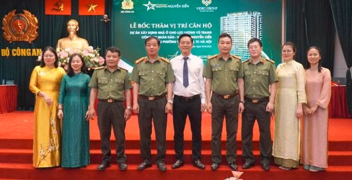 Các đại biểu dự buổi lễ.