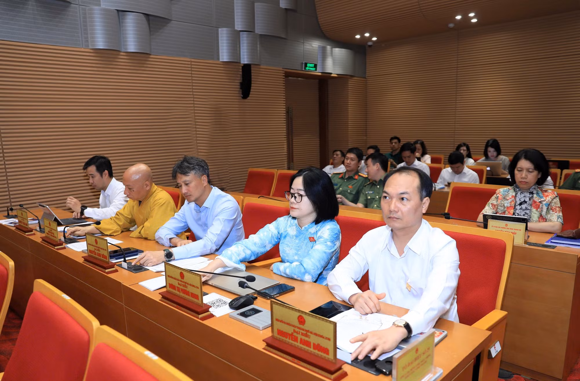 Các đại biểu thông qua nghị quyết tại kỳ họp chuyên đề của HĐND TP. Hà Nội