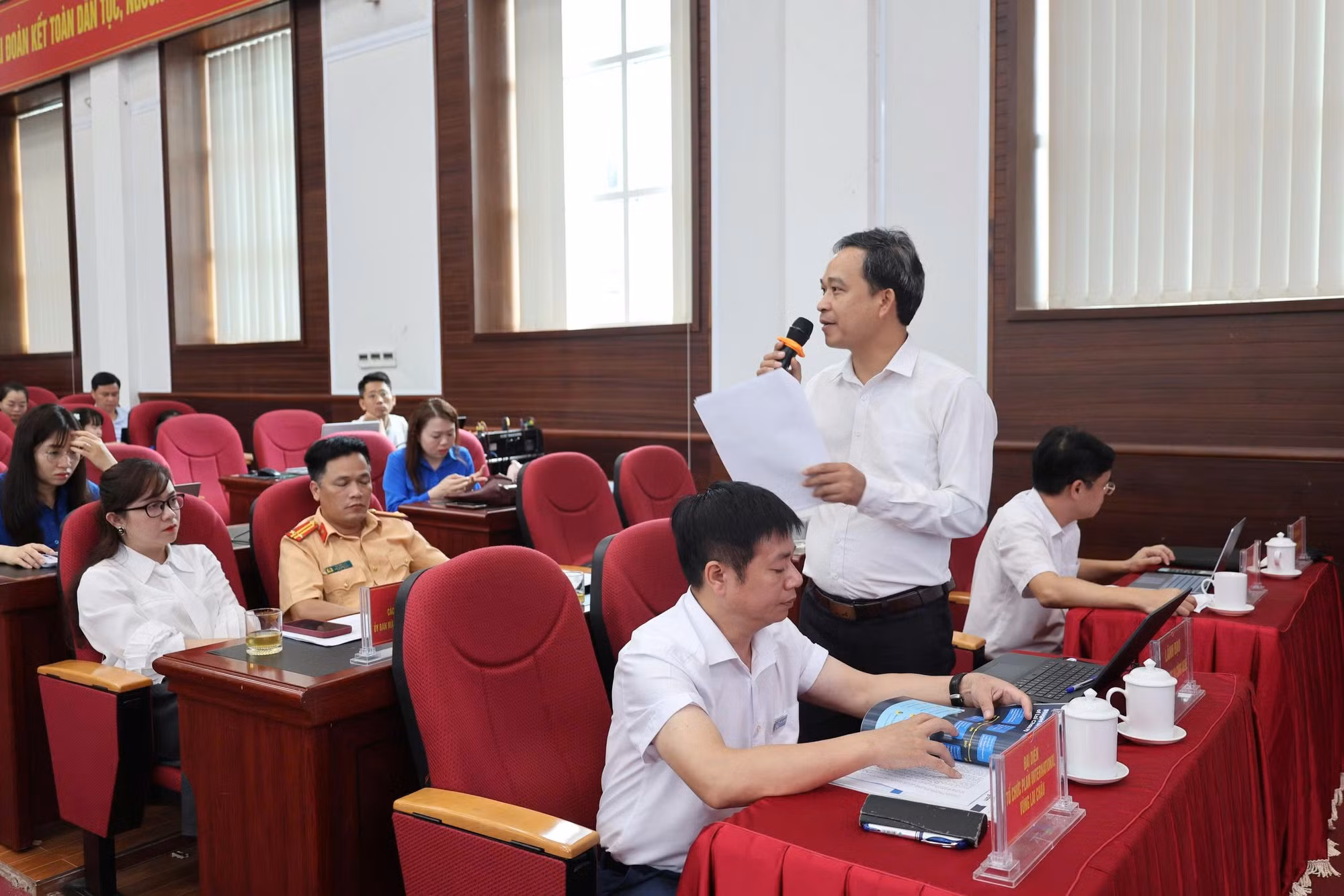 Đại diện các sở ngành Lai Châu giải đáp thắc mắc của trẻ em