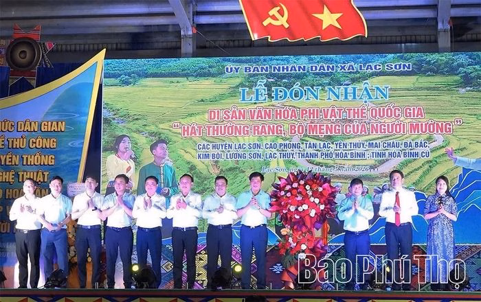 Đại diện các xã tặng hoa chúc mừng xã Lạc Sơn trong ngày lễ đặc biệt.