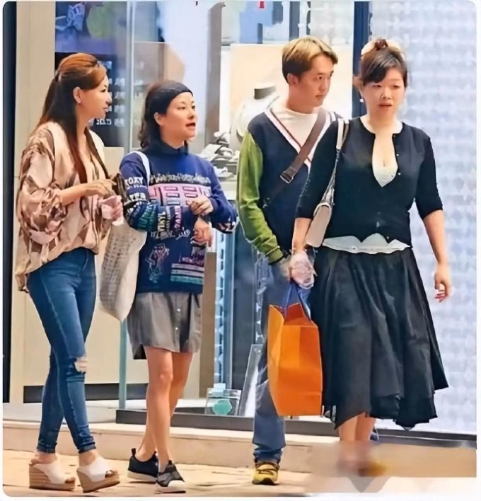 Đặng Triệu Tôn và ba người bạn đời. Ảnh: Weibo
