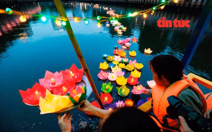 Kênh Nhiêu Lộc - Thị Nghè là địa chỉ quen thuộc để người dân thực hiện nghi thức thả hoa đăng dịp Phật đản.