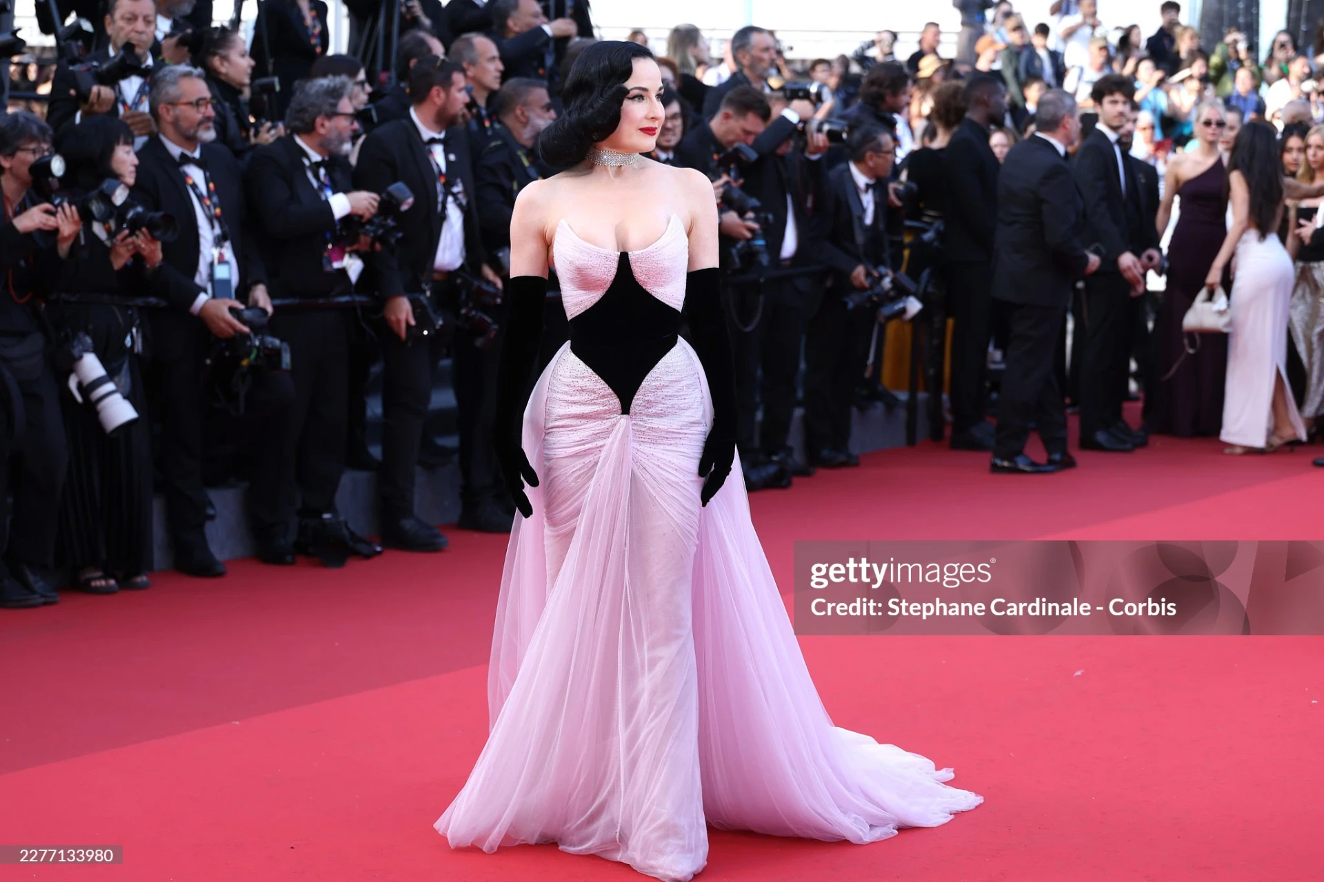 Dita Von Teese gây choáng ngợp với vẻ đẹp cổ điển tại LHP Cannes 2026. Ảnh: Getty Images