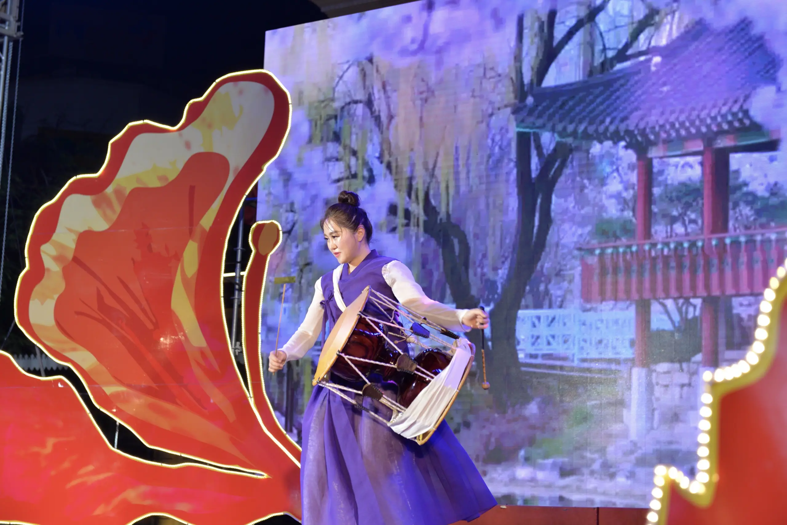 Đoàn nghệ thuật Bujihwa, Hàn Quốc với những màn trình diễn hiện đại, cuốn hút (Ảnh: Phương Mai).
