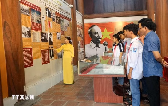 Hoạt động dâng hương và báo công tại khu lưu niệm giúp bồi đắp lòng yêu nước và lý tưởng sống cho thanh thiếu niên.