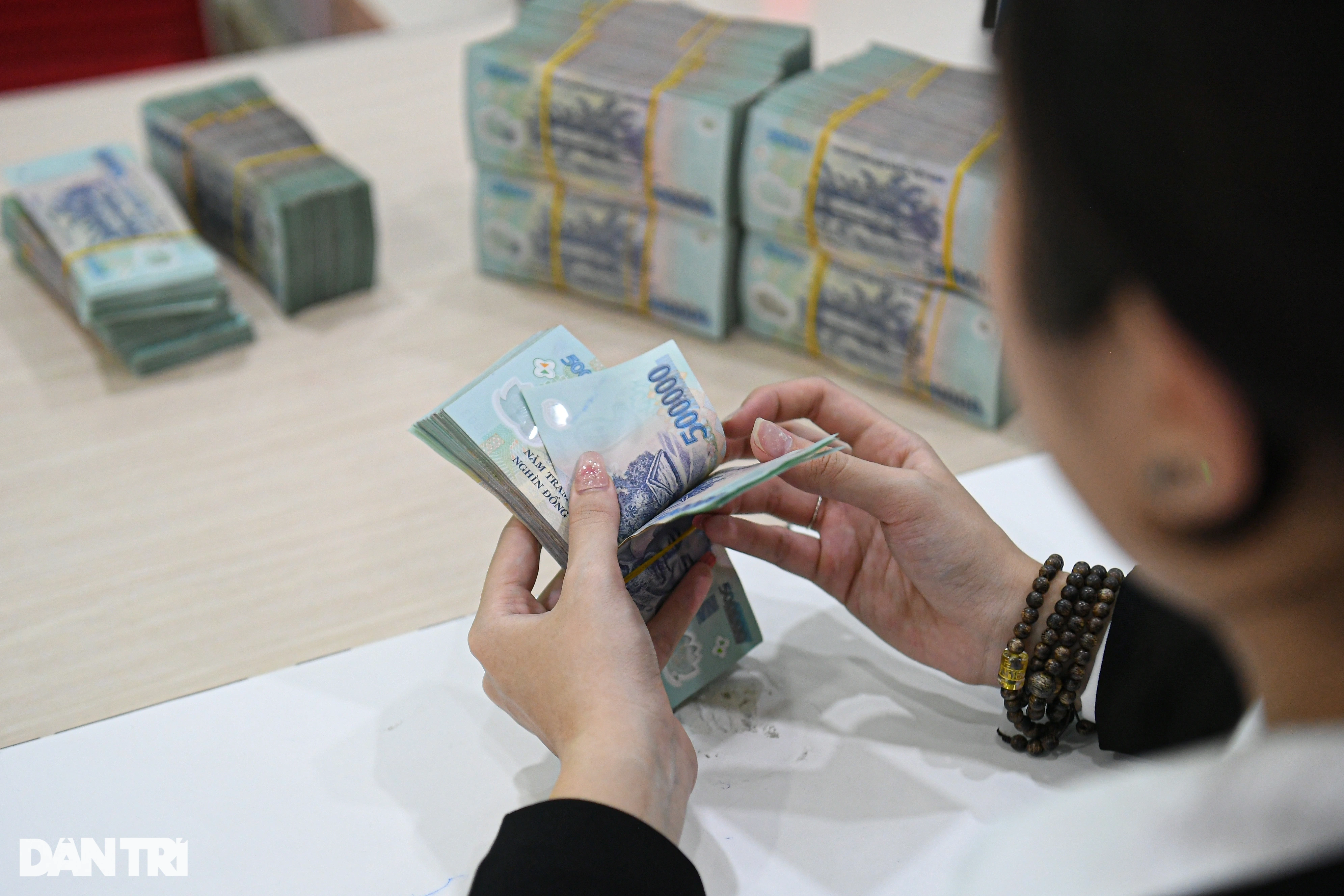 Kiểm tra giao dịch tiền tại ngân hàng (Ảnh: Mạnh Quân).