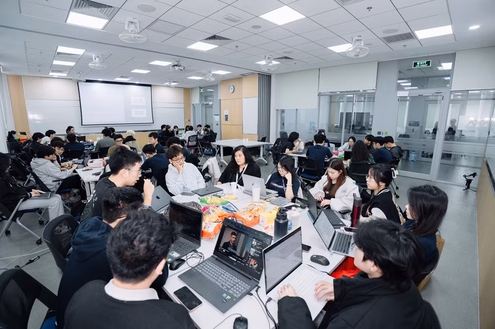 Đội thi đoạt giải quán quân của cuộc thi VinUni Hackathon 2025, minh chứng cho tiềm năng sáng tạo của sinh viên trong các kỳ thi công nghệ.
