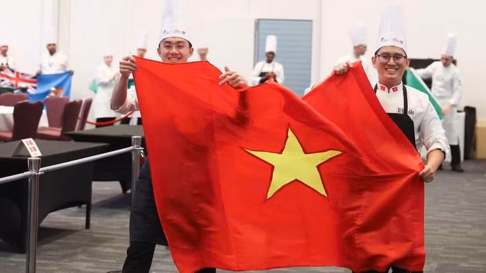 Khoảnh khắc tự hào khi cờ đỏ sao vàng tung bay tại đấu trường ẩm thực thế giới.