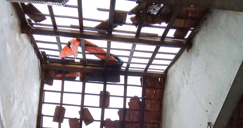 Dông lốc khiến 48 căn nhà tốc mái, hơn 5.800 hecta lúa bị đổ