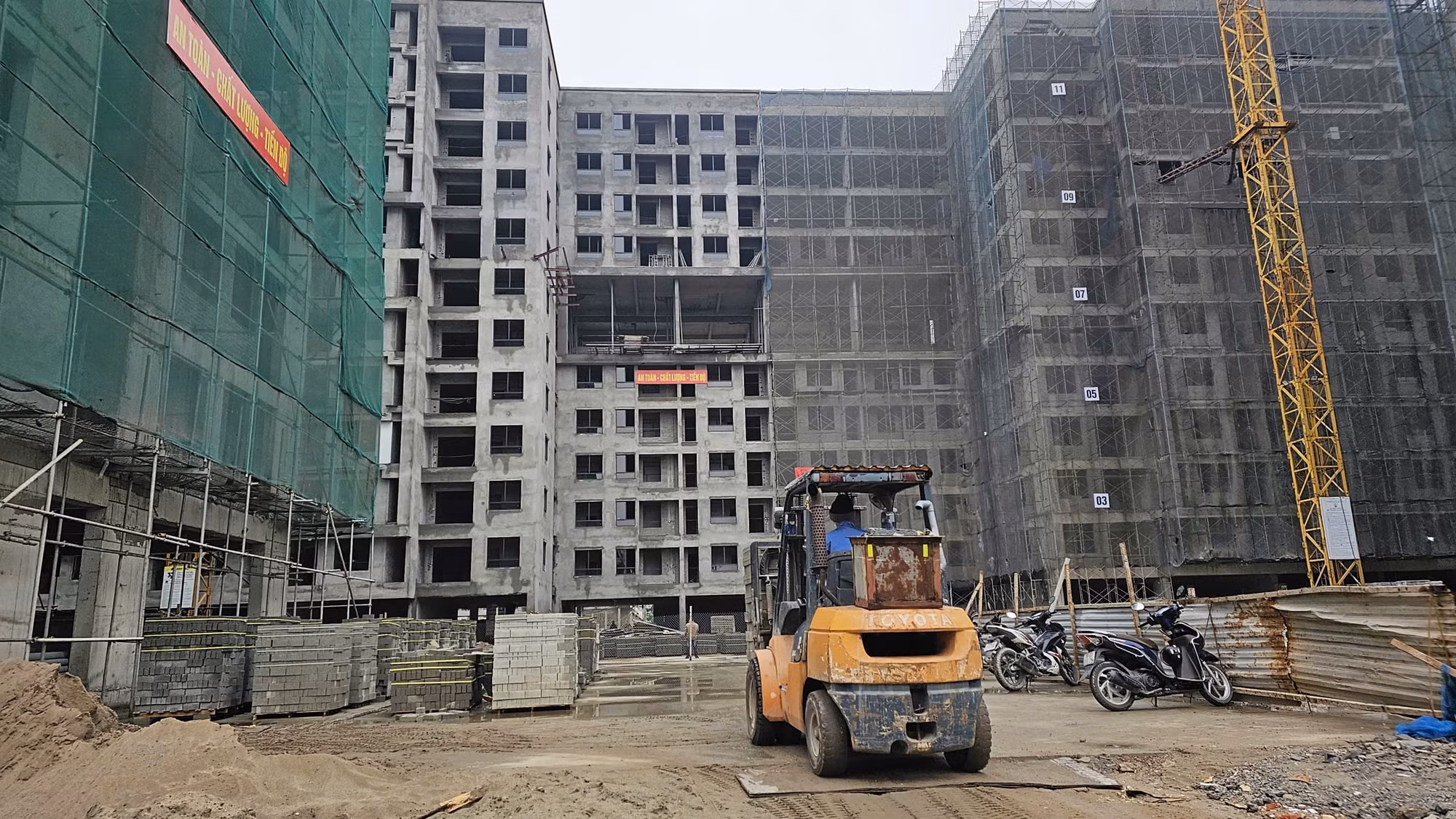 Một khu nhà ở xã hội đang được triển khai xây dựng tại Hà Nội, mở ra cơ hội an cư cho nhiều đối tượng thu nhập thấp (Ảnh: Ninh Phan)