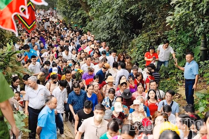 Khu Di tích lịch sử Đền Hùng luôn là điểm đến tâm linh cốt lõi, thu hút hàng triệu lượt khách mỗi năm.