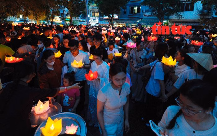 Đông đảo người dân và du khách tham gia thả hoa đăng.