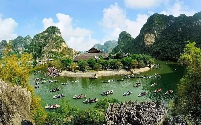 Du khách tham quan Di sản Văn hóa và Thiên nhiên thế giới Tràng An. (Ảnh: NINH MẠNH THẮNG)