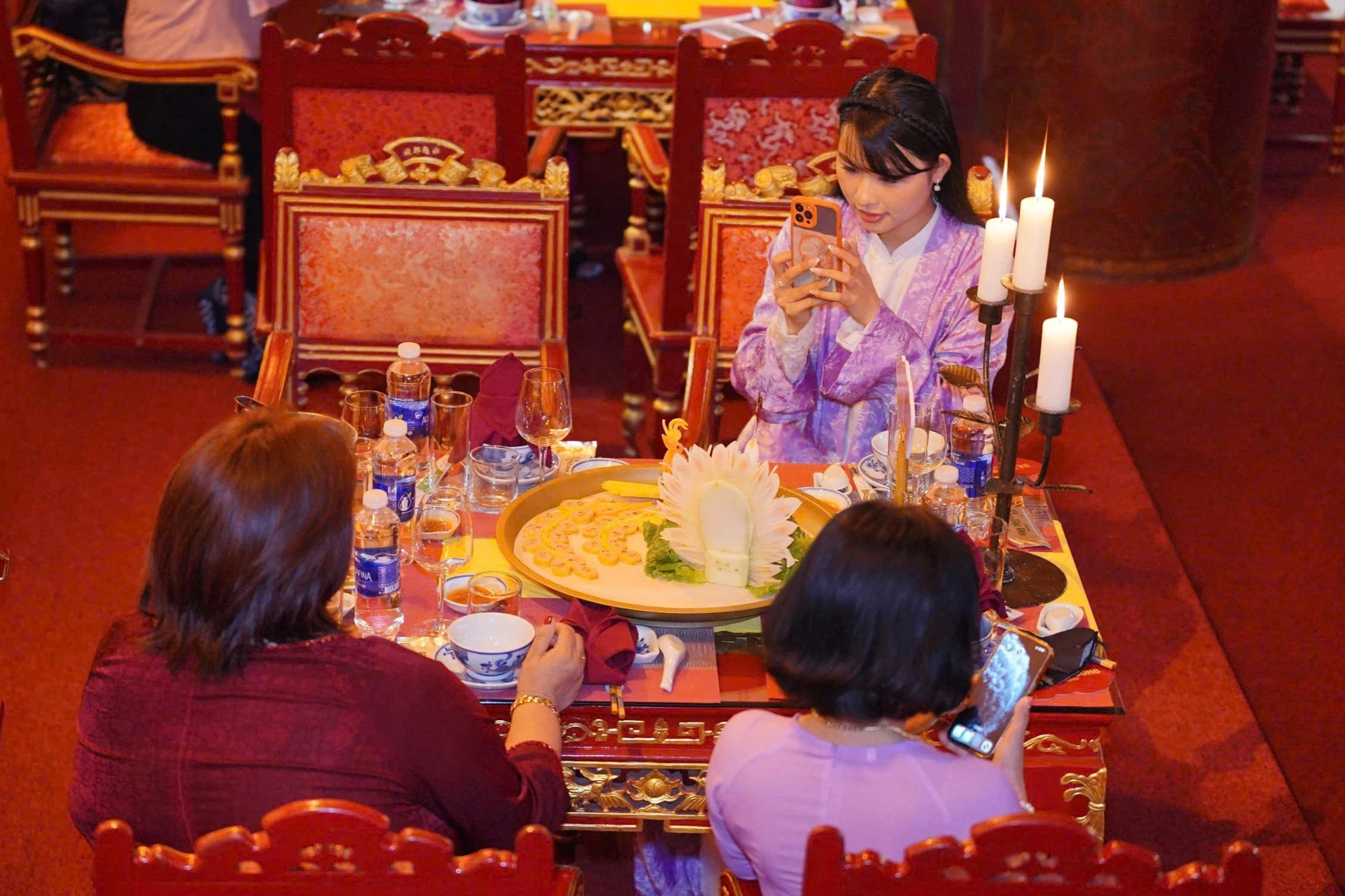 Trải nghiệm "Dạ yến Hoàng cung" tại Đại Nội là một trong những điểm nhấn thu hút đông đảo du khách trong kỳ nghỉ lễ vừa qua (Ảnh: Xuân Đạt).