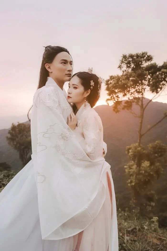 Dược Sĩ Tiến từng theo đuổi hình ảnh ca sĩ chuyên nghiệp với những MV đầu tư công phu nhưng chưa đạt hiệu quả về chuyên môn