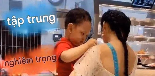 Khoảnh khắc bé phát hiện ra phần lưng của mẹ bị hở