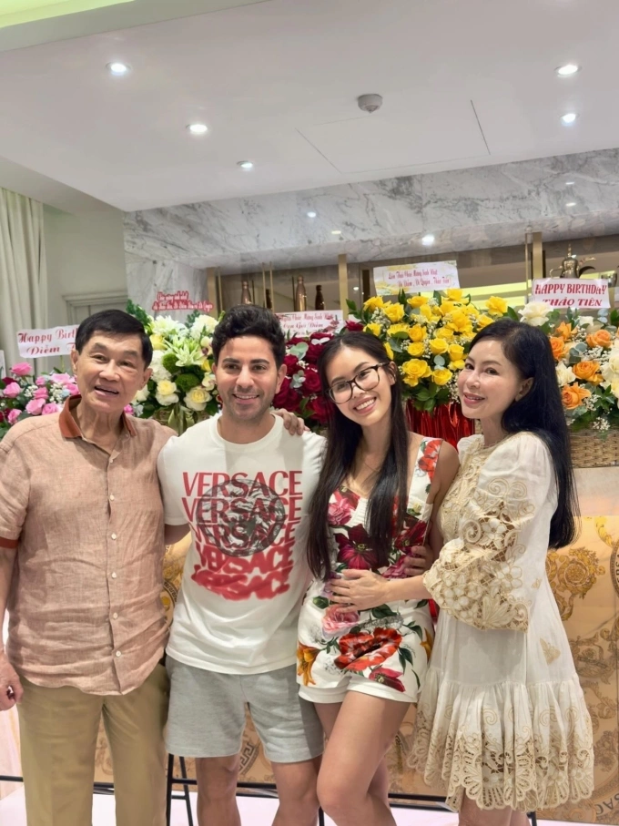Tiên Nguyễn đón sinh nhật bên chồng và bố mẹ ở Vũng Tàu.