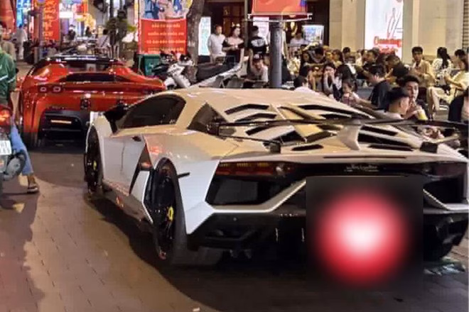 Sự kết hợp giữa hai biểu tượng tốc độ Italy: Ferrari SF90 Spider và Lamborghini Aventador SVJ khiến mọi ánh nhìn đổ dồn về phía trung tâm TPHCM. Ảnh: Dương Nguyễn
