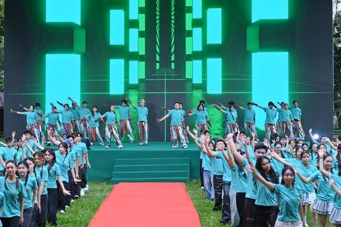 FStyle Crew thực hiện màn nhảy flashmob đầy sôi động trong phần khai mạc chương trình.
