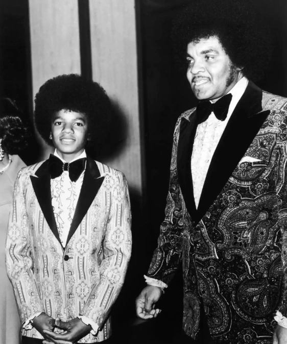 Michael Jackson bên cha mẹ và các anh khi còn nhỏ - những năm tháng khởi đầu đầy khó khăn (Ảnh: People).