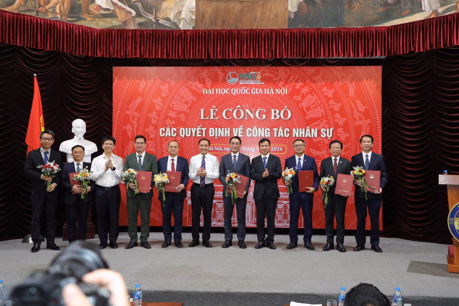 Giám đốc ĐHQG Hà Nội Bùi Thế Duy trao các quyết định bổ nhiệm, điều động và bổ nhiệm cho các nhân sự lãnh đạo, quản lý của các đơn vị thành viên