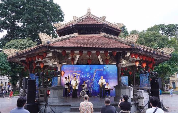 Những giai điệu Jazz đầy ngẫu hứng biến không gian Nhà Bát Giác thành một điểm hẹn văn hóa đầy lôi cuốn.