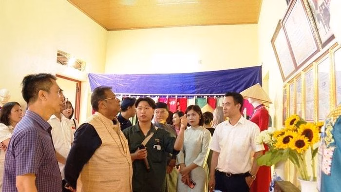 Đại diện địa phương giới thiệu về lịch sử hình thành và phát triển của làng nghề may áo dài Trạch Xá.