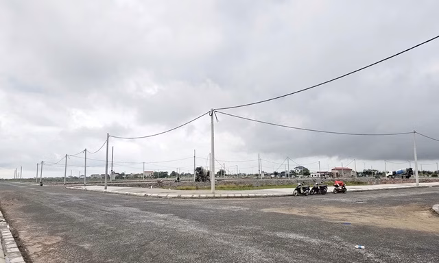 Khu đấu giá tại xóm Ân Hòa 13 hiện vẫn trong quá trình hoàn thiện hạ tầng. Các "sàn giao dịch dã chiến" bằng container đã bị tháo dỡ khi nhà đầu tư tháo chạy.