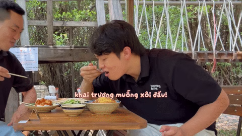 Sự ngạc nhiên và thích thú của khách quốc tế khi lần đầu nếm thử xôi xéo. Ảnh: 3 anh em Hàn Quốc