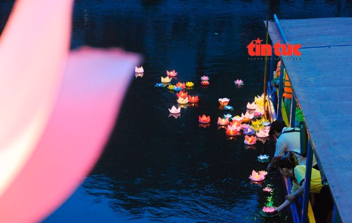 Hàng nghìn Phật tử, khách thập phương hòa vào nghi thức thả hoa đăng tại kênh Nhiêu Lộc - Thị Nghè, TP Hồ Chí Minh.
