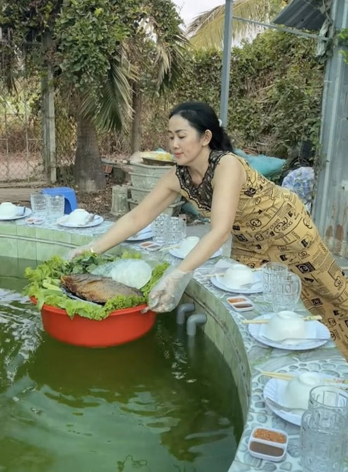 Những thau thức ăn trôi nhẹ nhàng trên mặt nước tạo nên một phong cách phục vụ độc nhất vô nhị.