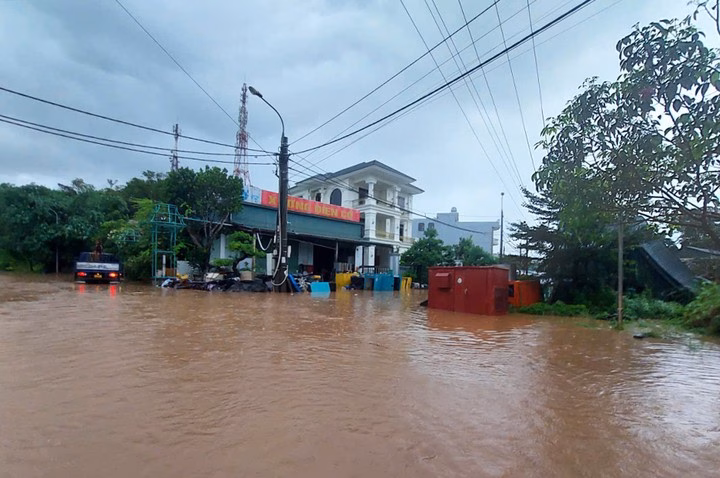 Hiện trường nước lũ cuồn cuộn tại Quảng Ninh