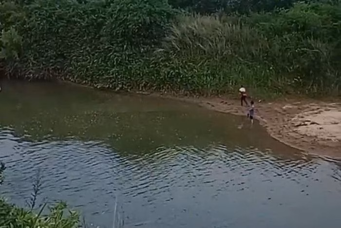 Khu vực sông nơi người dân và lực lượng chức năng tìm thấy các nạn nhân.