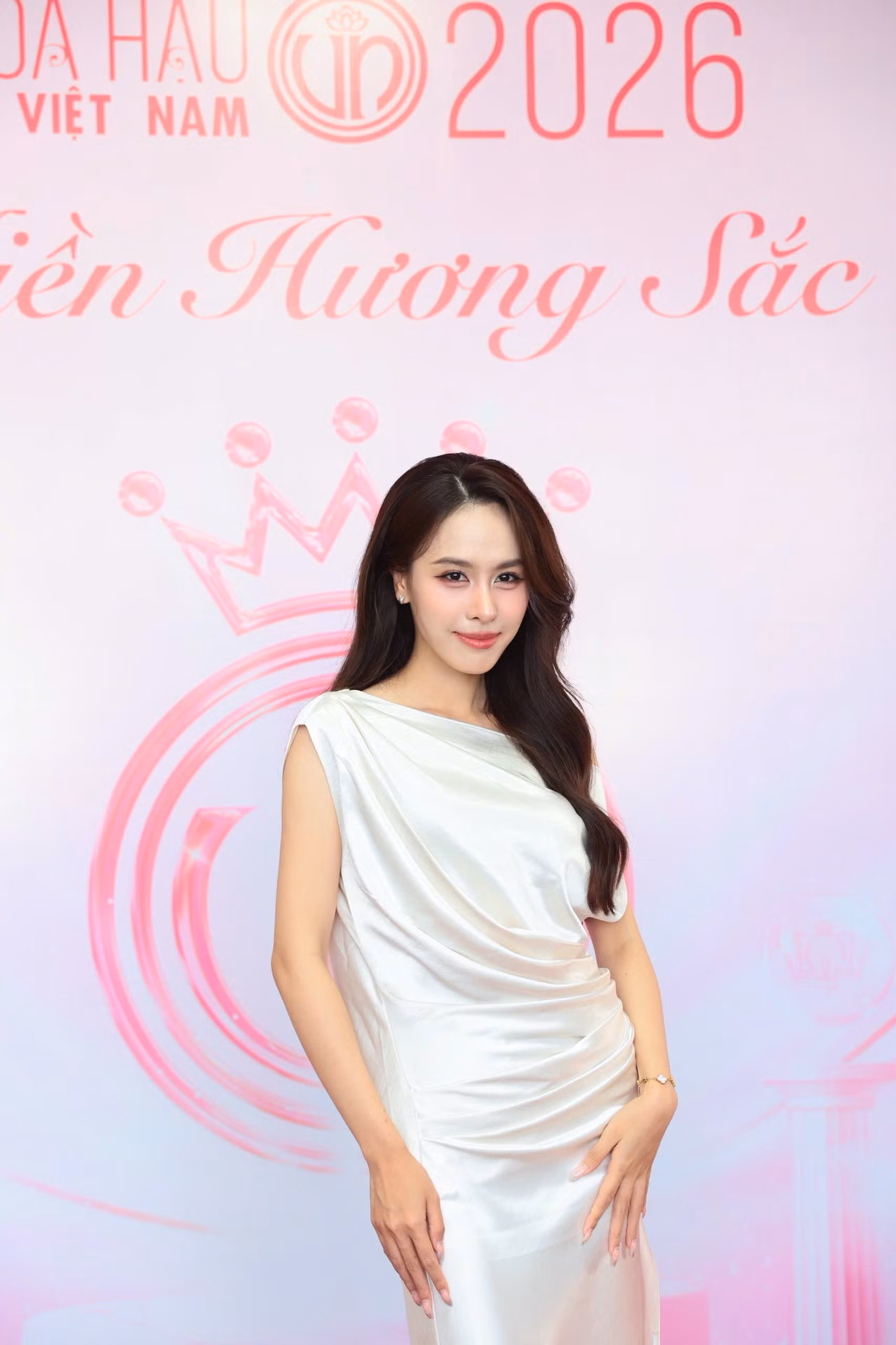 Hình ảnh sinh viên tương tác cùng Ban tổ chức Hoa hậu Việt Nam 2026