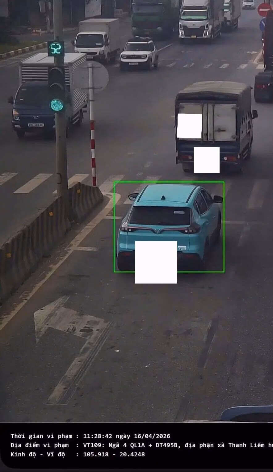 Hình ảnh thực tế từ camera AI cho thấy vị trí xe vi phạm vạch kẻ đường