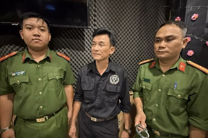 Đối tượng Hồ Quang Lộc vừa bị khởi tố, bắt tạm giam để phục vụ công tác điều tra làm rõ hành vi vi phạm.