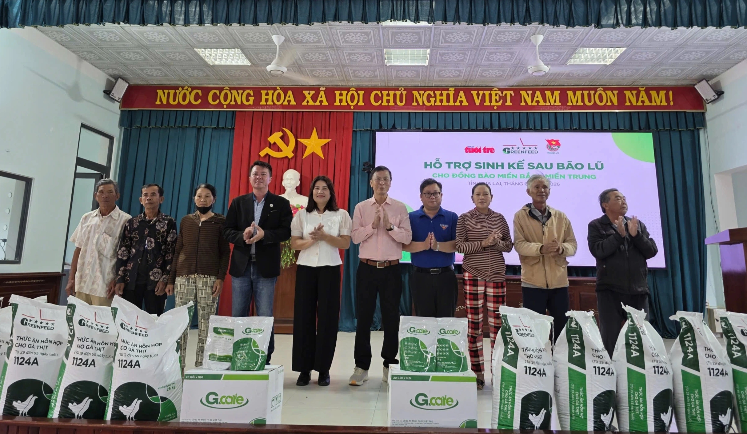 Greenfeed trao tặng thức ăn chăn nuôi và thuốc thú y hỗ trợ người dân tại Gia Lai tái thiết sau lũ (Ảnh: Greenfeed).
