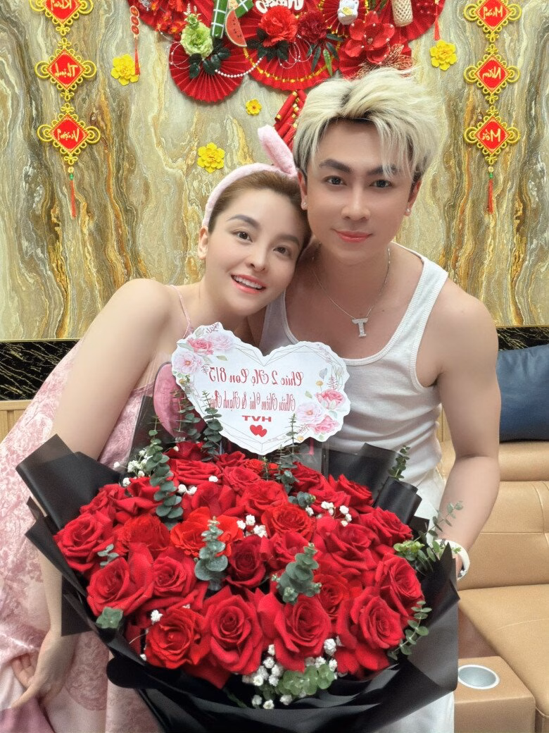 Hồ Việt Trung được khen khéo chăm sóc bạn gái trong thời gian cô mang bầu, thường tặng quà cho nửa kia.