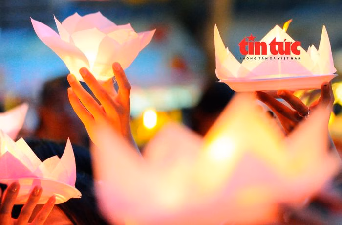 Những chiếc hoa đăng là những lời nhắn gửi, cầu mong gia đạo bình an, thân tâm an lạc của các Phật tử.