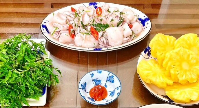 Mâm cơm hoàn tất, sẵn sàng cho bữa tối ấm cúng bên gia đình