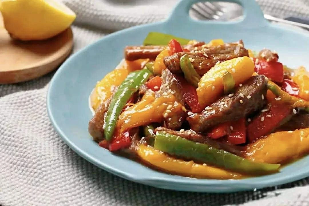 Hoàn thiện món thịt bò xào xoài mọng nước