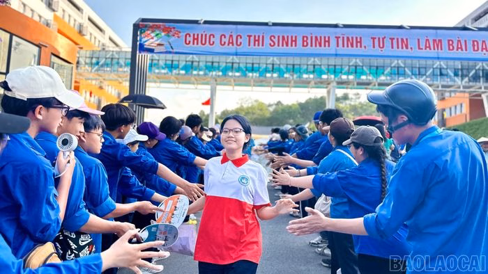 Trường THPT Chuyên Lào Cai sôi nổi hoạt động "Tiếp sức mùa thi".